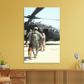 軍隊の作業犬のハンドラーがヘリコプターに乗る キャンバスプリント (インサイチュ (リビング))