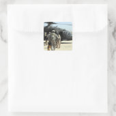 軍隊の作業犬のハンドラーがヘリコプターに乗る スクエアシール (バッグ)