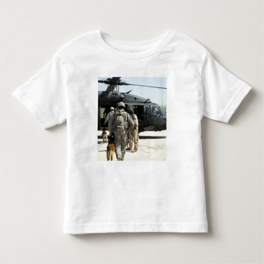 軍隊の作業犬のハンドラーがヘリコプターに乗る トドラーTシャツ (正面)