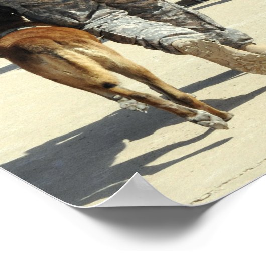 軍隊の作業犬のハンドラーがヘリコプターに乗る ポスター (角)