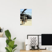 軍隊の作業犬のハンドラーがヘリコプターに乗る ポスター (ホームオフィス)