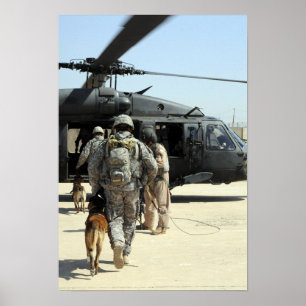 軍隊の作業犬のハンドラーがヘリコプターに乗る ポスター
