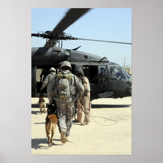 軍隊の作業犬のハンドラーがヘリコプターに乗る ポスター (正面)