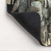 軍隊の作業犬のハンドラーがヘリコプターに乗る マウスパッド (コーナー)