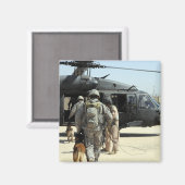 軍隊の作業犬のハンドラーがヘリコプターに乗る マグネット (正面/裏面)