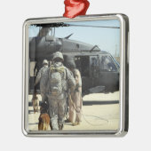 軍隊の作業犬のハンドラーがヘリコプターに乗る メタルオーナメント (左)