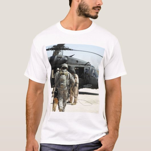 軍隊の作業犬のハンドラーがヘリコプターに乗る Tシャツ (正面)