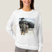 軍隊の作業犬のハンドラーがヘリコプターに乗る Tシャツ (正面)