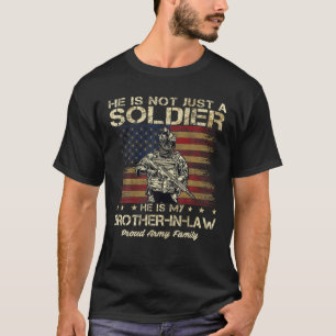 軍隊の家族だけじゃない、彼は私の兄弟だ Tシャツ