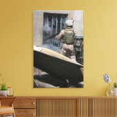 軍隊の巡査が海岸を廻る キャンバスプリント (インサイチュ (リビング))