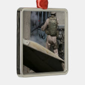 軍隊の巡査が海岸を廻る メタルオーナメント (右)