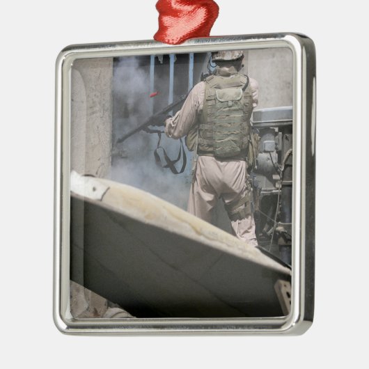 軍隊の巡査が海岸を廻る メタルオーナメント (左)