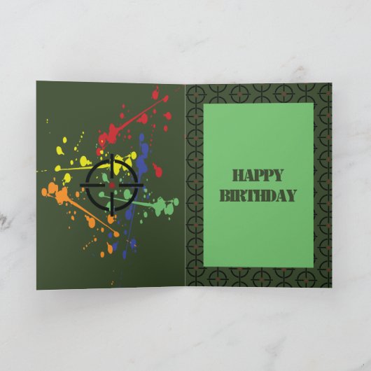 軍隊の緑のペイントボールのテーマの名前及び年齢の誕生日 カード (内部)