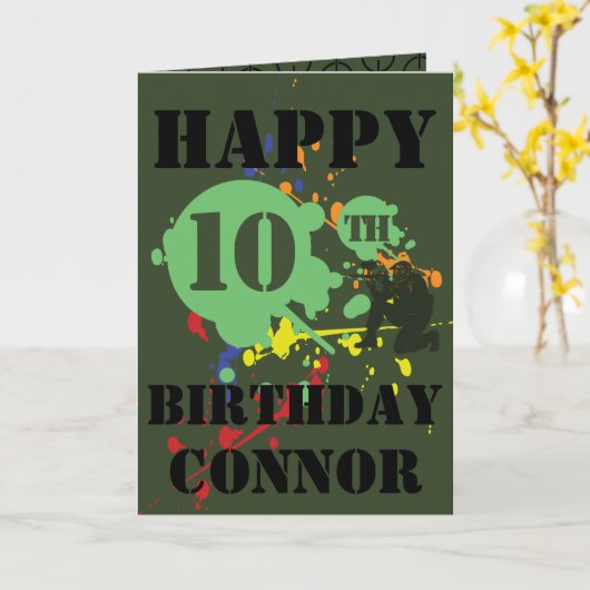 軍隊の緑のペイントボールのテーマの名前及び年齢の誕生日 カード (黄色い花)