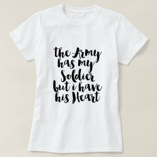 軍隊は私の兵士を持っているが、私は彼のハートを持っている Tシャツ (デザイン正面)