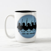 軍隊トリビュートマグ戦争の平和は我々のカップ忘れを防ぐ ツートーンマグカップ (左)