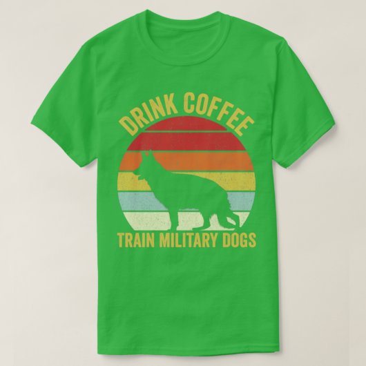 軍隊ドッグトレーナー飲み物コーヒーK9ヴィンテージ Tシャツ (デザイン正面)