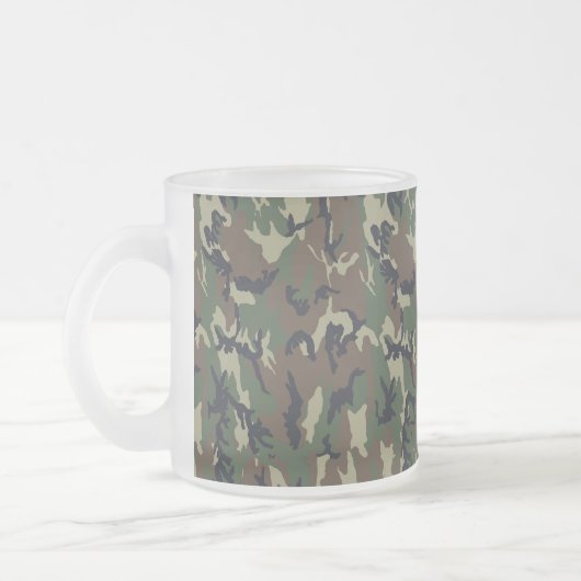 軍隊フォレスト迷彩背景 フロストグラスマグカップ (左)