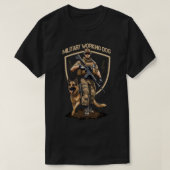 軍隊作業犬k9と兵士Tシャツ Tシャツ (デザイン正面)