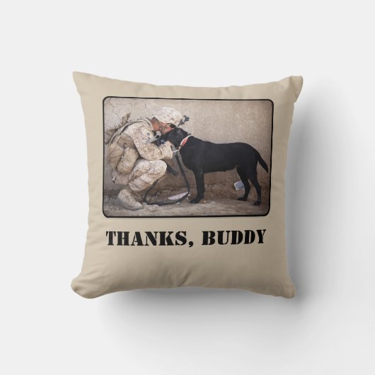 軍隊犬と疲れ果てた兵士 クッション (正面)