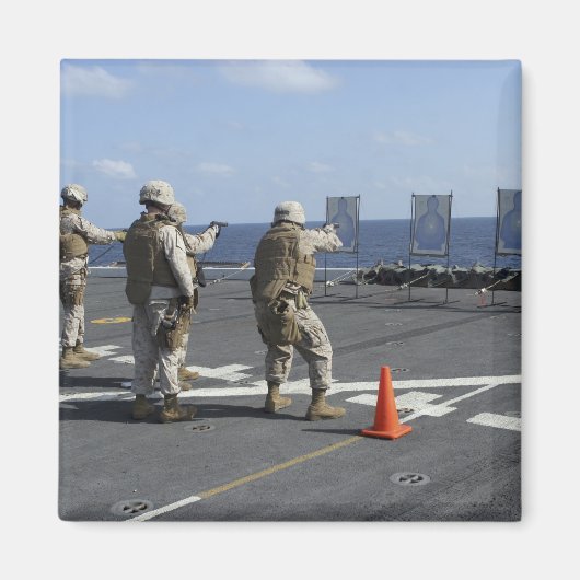 軍隊警官はベルレッタM9と一緒に列車 マグネット (正面)