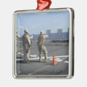 軍隊警官はベルレッタM9と一緒に列車 メタルオーナメント (左)