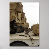 軍隊車はセミ・トラックに閉じ込められている ポスター (正面)