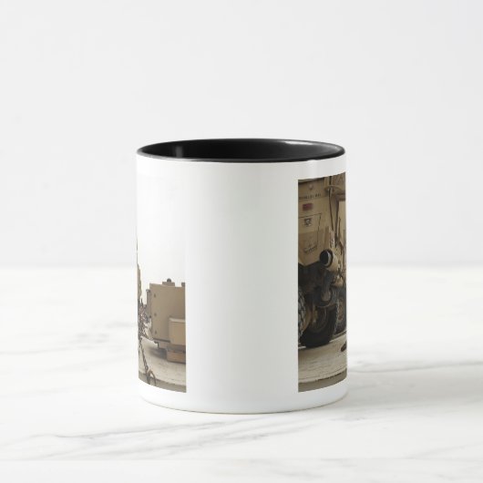 軍隊車はセミ・トラックに閉じ込められている マグカップ (中央)