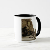 軍隊車はセミ・トラックに閉じ込められている マグカップ (正面右)