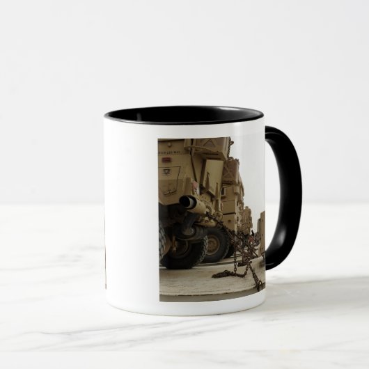 軍隊車はセミ・トラックに閉じ込められている マグカップ (正面右)