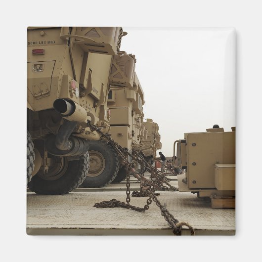 軍隊車はセミ・トラックに閉じ込められている マグネット (正面)