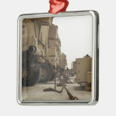 軍隊車はセミ・トラックに閉じ込められている メタルオーナメント (左)