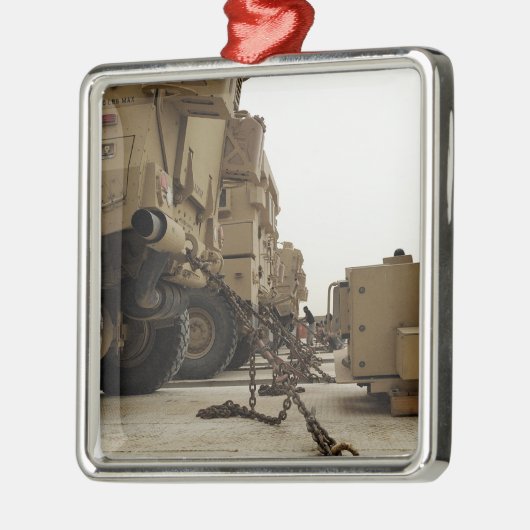 軍隊車はセミ・トラックに閉じ込められている メタルオーナメント (左)