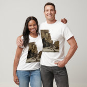 軍隊車はセミ・トラックに閉じ込められている Tシャツ (ユニセックス)