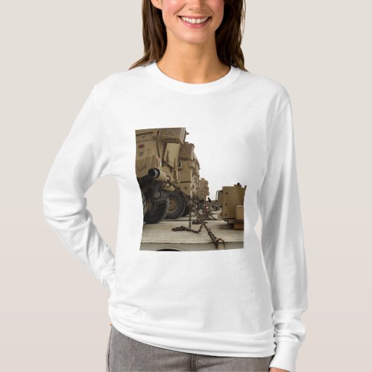 軍隊車はセミ・トラックに閉じ込められている Tシャツ (正面)