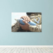 軍需品を装備中の兵士のクローズアップ キャンバスプリント (インサイチュ (ウッドフロア))