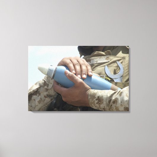 軍需品を装備中の兵士のクローズアップ キャンバスプリント (正面)