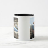 軍需品を装備中の兵士のクローズアップ マグカップ (中央)