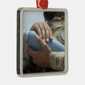 軍需品を装備中の兵士のクローズアップ メタルオーナメント (右)