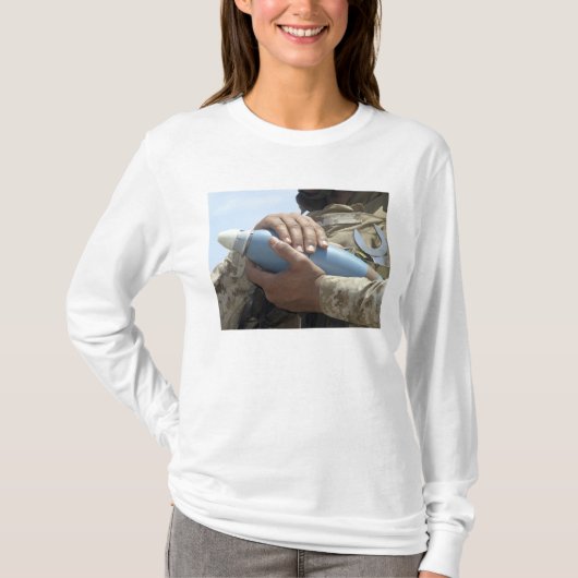 軍需品を装備中の兵士のクローズアップ Tシャツ (正面)