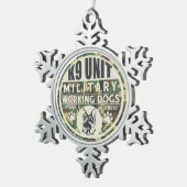 軍K9単位の作業犬 スノーフレークピューターオーナメント (右)