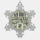 軍K9単位の作業犬 スノーフレークピューターオーナメント (正面)
