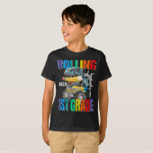 転がの1年生のモンスタートラック恐竜の少年 Tシャツ (正面フル)