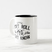 転がらなければ、|のコーヒー・マグを知っていません ツートーンマグカップ (正面左)