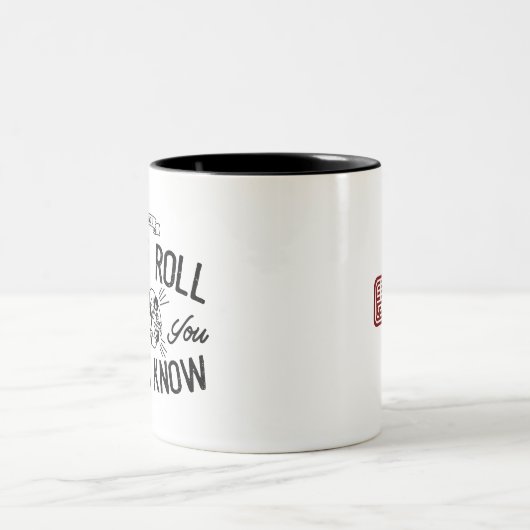 転がらなければ、|のコーヒー・マグを知っていません ツートーンマグカップ (中央)