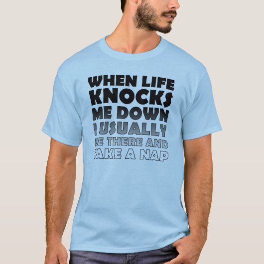 転倒して昼寝する面白いTシャツ Tシャツ (正面)