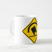 転倒の危険のハイウェーの印 コーヒーマグカップ (正面左)