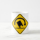 転倒の危険のハイウェーの印 コーヒーマグカップ (中央)
