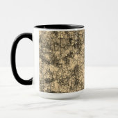 軽いスポットが入ったカーキ色の背景に傷が重なり合っている マグカップ (左)