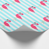 軽いティール（緑がかった色）のピンクのフラミンゴは縞で飾ります ラッピングペーパー (角)